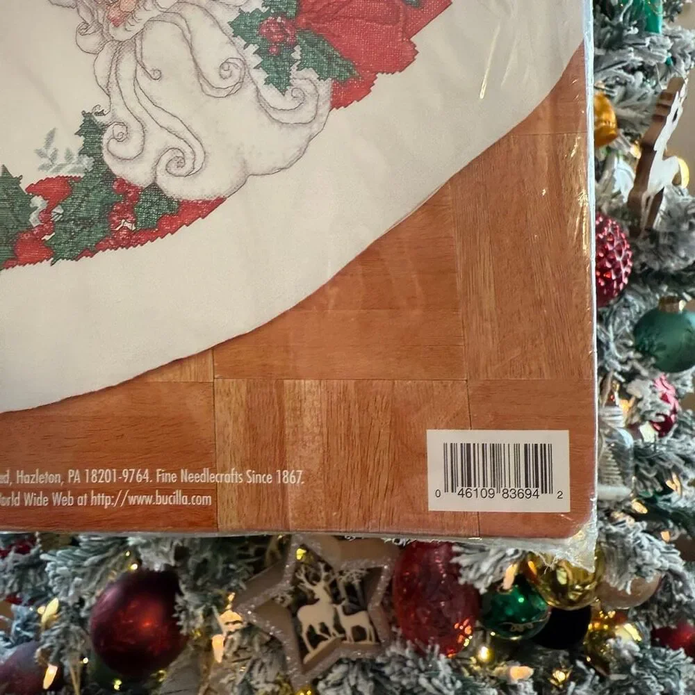 Bucilla Vintage Santa 42” Round Christmas‎ Tree Skirt 83694